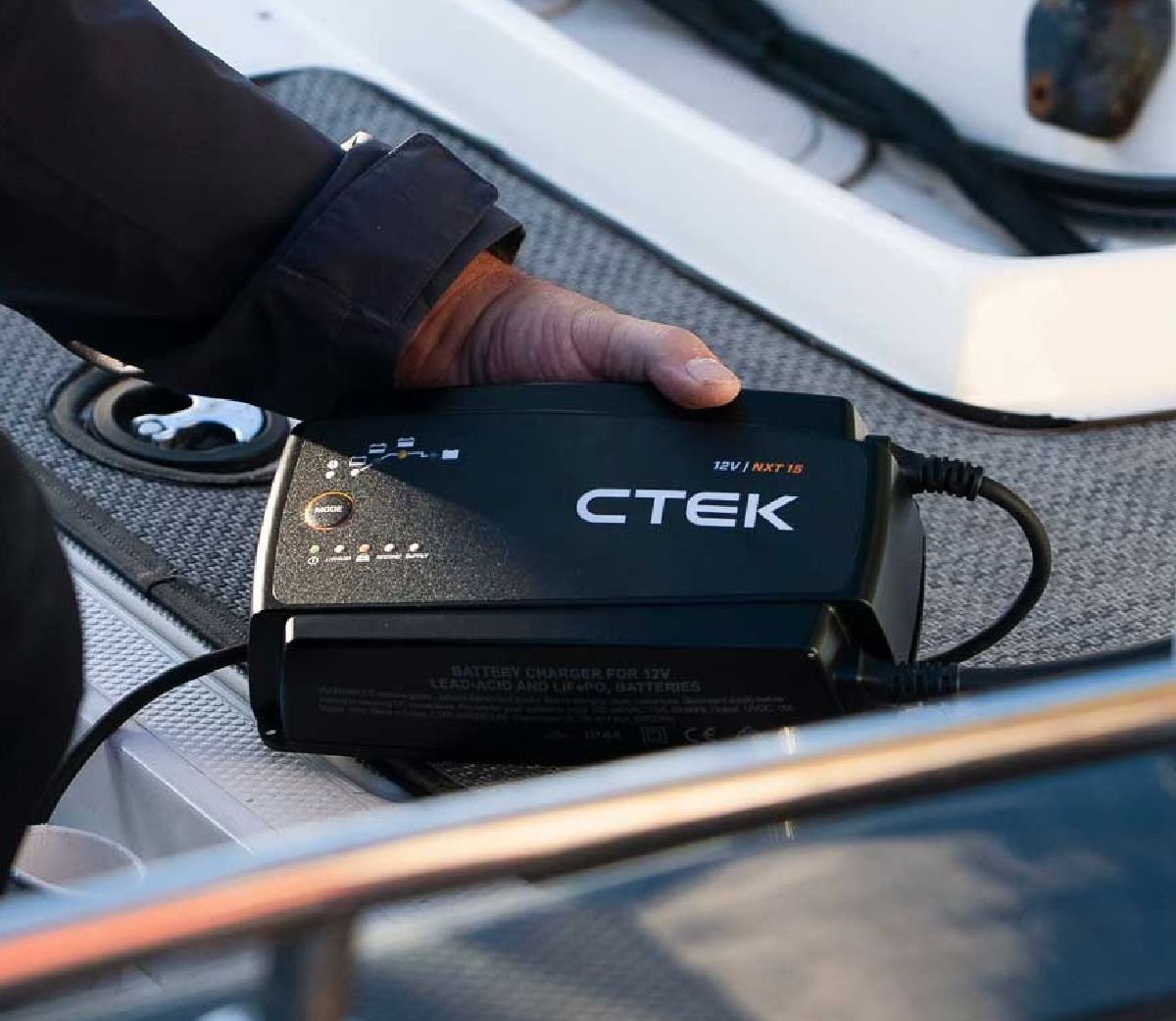 Batterieladeger�t 12 Volt / 15 Amp.